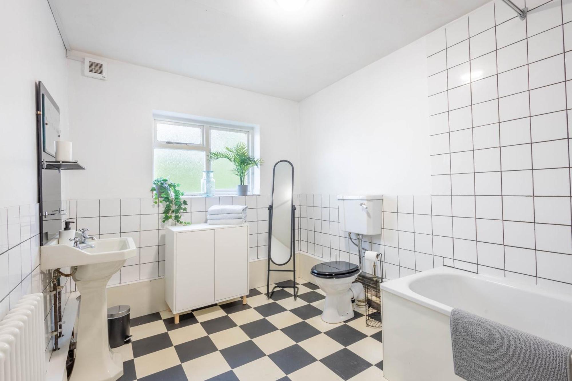 Spacious, 3 Bed House, Wi-fi, Long Term Discounts Apartamento