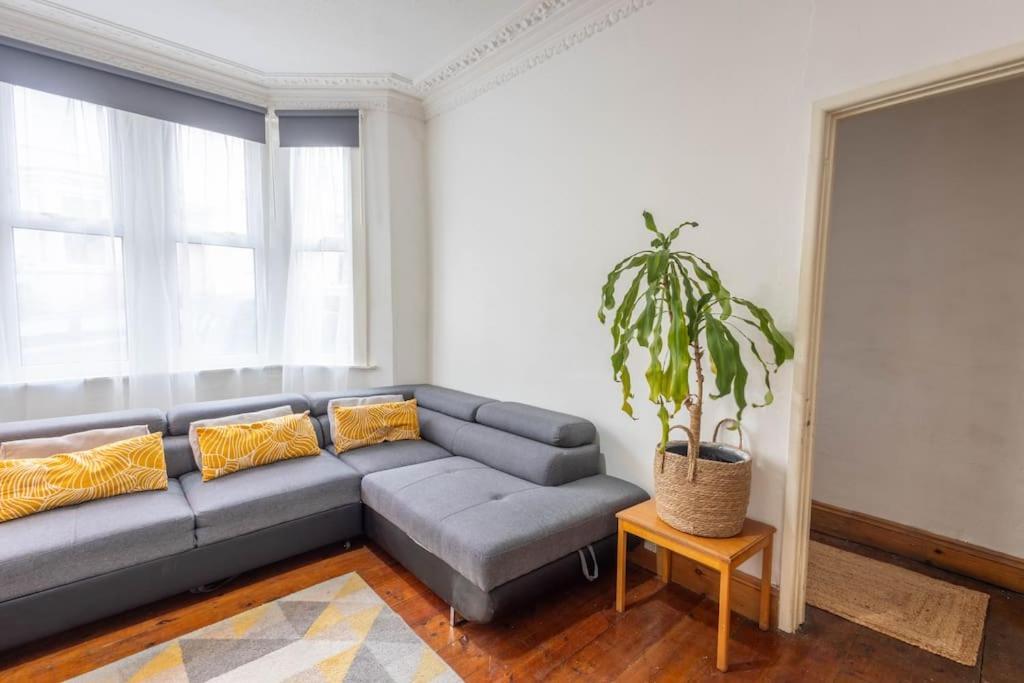 Spacious, 3 Bed House, Wi-fi, Long Term Discounts Appartamento