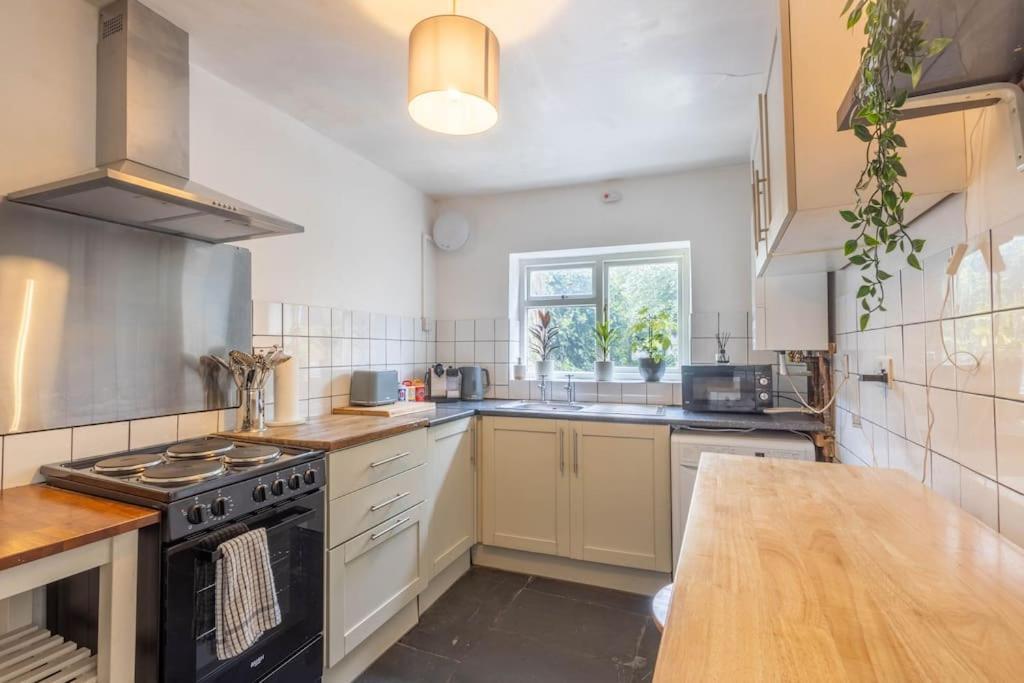 Spacious, 3 Bed House, Wi-fi, Long Term Discounts Appartamento